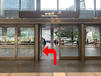 ①JR名古屋駅「桜通口」を出て、左に曲がります。