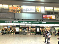 ①大宮駅JR中央改札（北）か（南）を出たら、西口出口方面に進みます。
