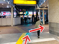 ①上野駅の不忍口を右方向に進みます。