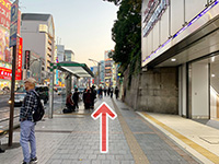 ④京成上野駅を右手にそのまま直進し、横断歩道まで進みます。