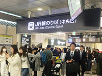 ①大阪駅JR中央口改札を出て右折し、大丸梅田店の方面に進みます。