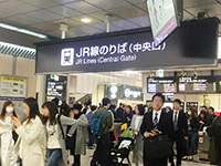 ①JR大阪駅中央口改札を出て右方向、大丸梅田店の方面に進みます。