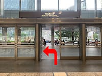 JR名古屋駅「桜通口」を出て、左に曲がります。【画像】