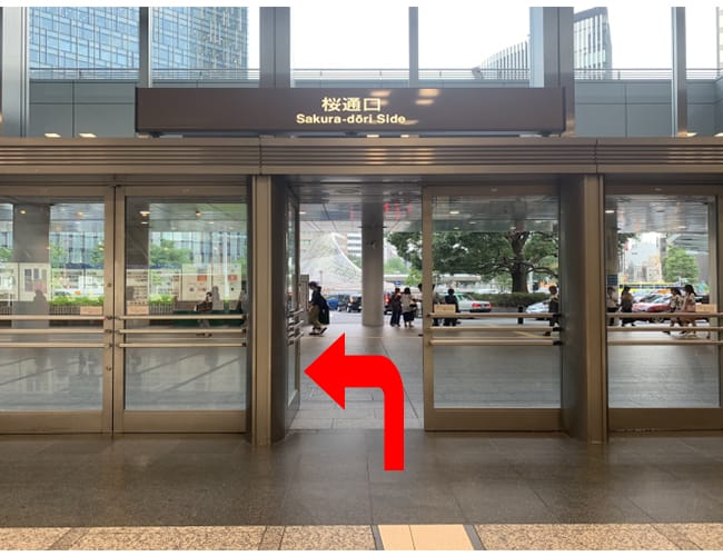 JR名古屋駅「桜通口」を出て、左に曲がります。【画像】