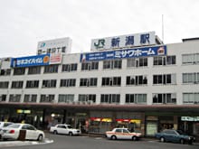 JR新潟駅万代口を出たら駅を背にして左手に進みます。【画像】