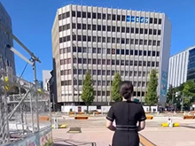 突き当たりを左に曲がり、まっすぐ進みます。【画像】