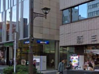 三河屋の先、「KINOKUNIYA」の看板が見える建物が「Aoビル」です。【画像】