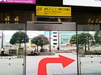 JR仙台駅西口「2F出口2-4（西口方面）」へ向かいます。【画像】
