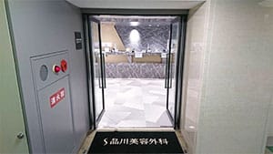 エレベーターで8階まで上がると品川美容外科心斎橋院がございます。【画像】