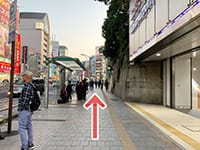 京成上野駅を右手にそのまま直進し、横断歩道まで進みます。【画像】