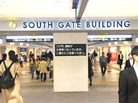 「サウスゲートビルディング」の看板を目印に真っすぐ進んでください。阪神百貨店も通り過ぎ直進します。【画像】