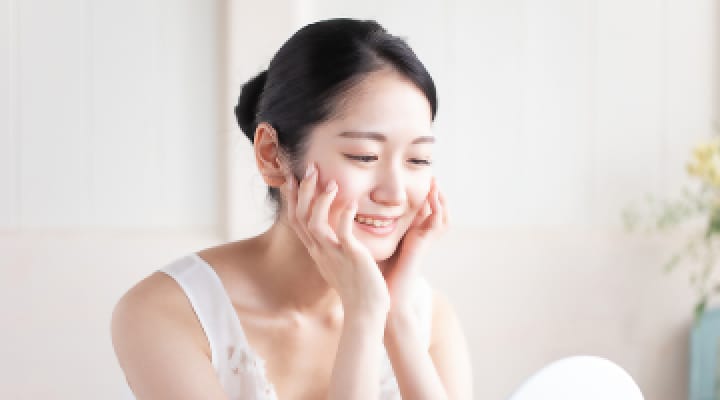 スマホでカウンセリング予約をしている女性