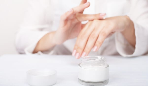 正しい肌の保湿を行う【画像】